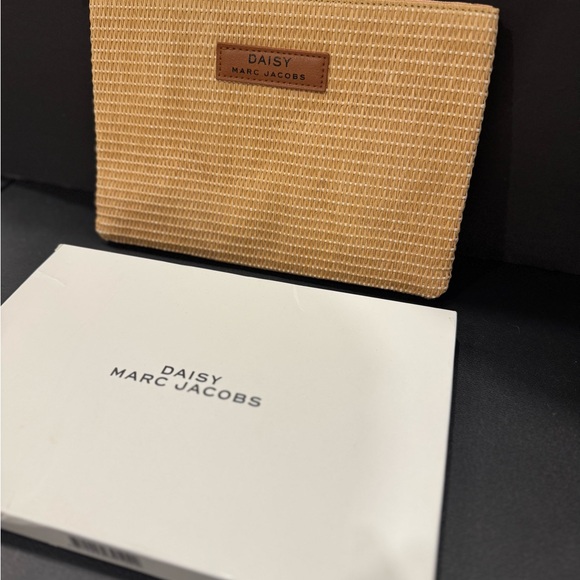 Marc Jacobs Daisy Makeup Cosmetic Bag for Women - Picture 2 of 6